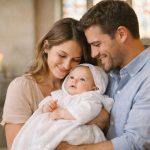 découvrez à quel âge il est possible de faire baptiser son enfant, les conditions et les conseils pour organiser ce sacrement important.
