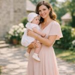 découvrez nos conseils mode pour les mamans afin de bien s'habiller lors du baptême de leur enfant, alliant élégance et confort pour cette journée spéciale.