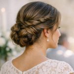 découvrez des idées de coiffures élégantes et adaptées pour une femme assistant à un baptême, alliant style et sobriété pour cette occasion spéciale.